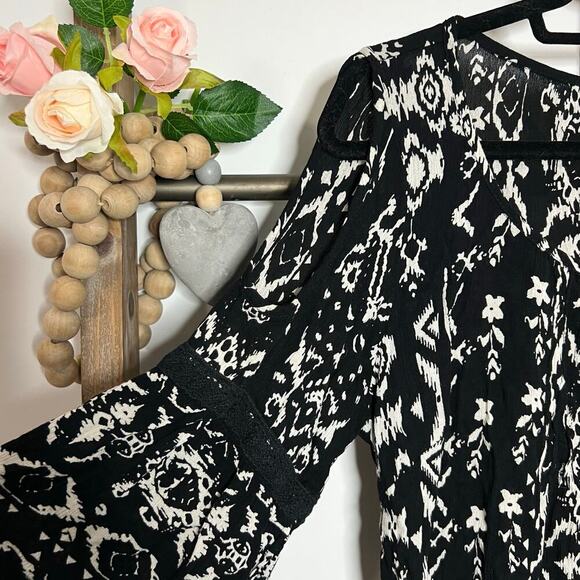 Bila Cold Shoulder Black White BOHO Chic 3/4‎ Sleeve Top Size Small - Picture 4 of 7